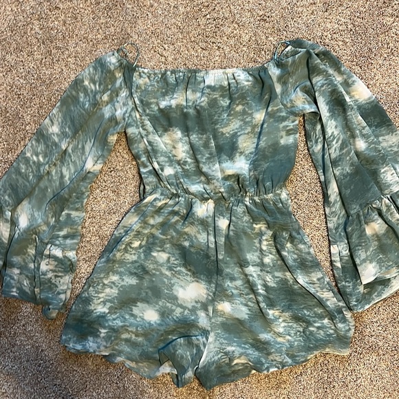 Nwt ✨ HYFVE 🦋 green and white romper - size medium DOES NOT COME WITH BELT - Picture 10 of 12